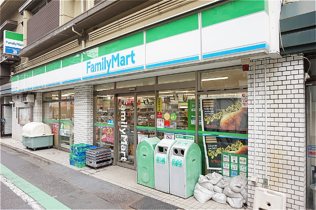 コンビニ　ファミリーマート南大塚店（コンビニ）まで296m