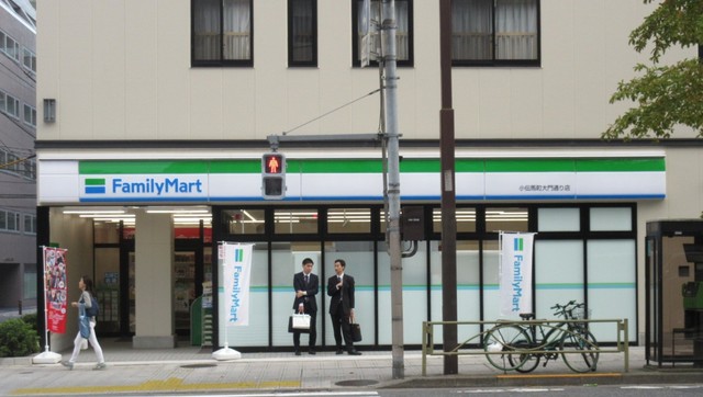 コンビニ　ファミリーマート小伝馬町大門通り店（コンビニ）まで204m