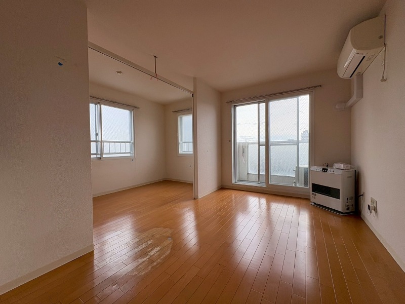 居室・リビング　広くてキレイなお部屋が広がっていて、充実した生活が送れそう。