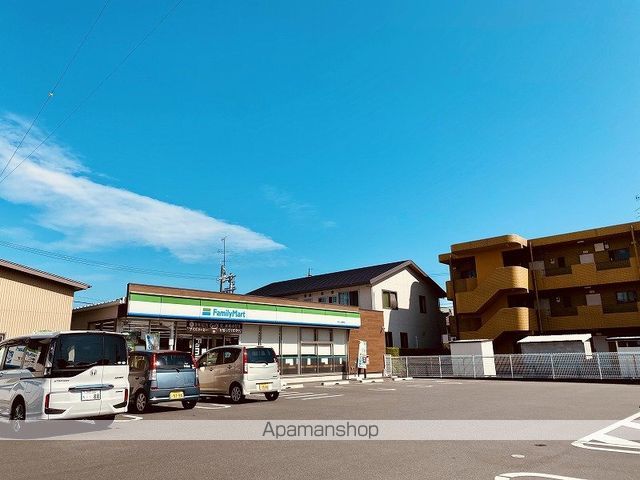 コンビニ　ファミリーマート（コンビニ）まで907m