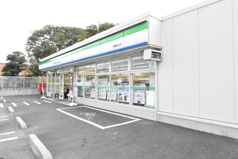 コンビニ　ファミリーマート岩槻釣上店（コンビニ）まで385m