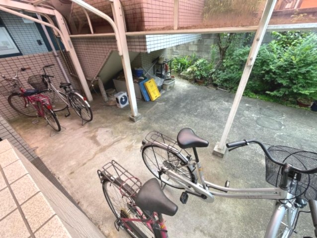 エントランス　落ち着いたエントランスです