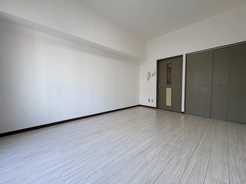 その他部屋・スペース　別の角度から洋室を撮影しました。日射しがあり明るい印象。