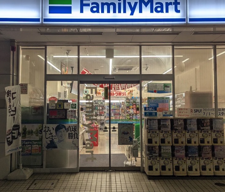 コンビニ　ファミリーマート木場五丁目店（コンビニ）まで108m