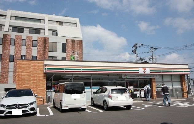 コンビニ　セブンイレブン（コンビニ）まで240m
