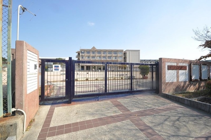 小学校　神戸市立長坂小学校（小学校）まで1053m