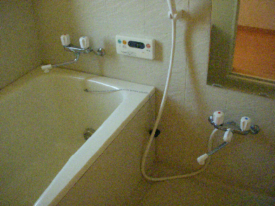 バス・シャワールーム　追い炊き給湯ついてます。