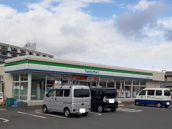 コンビニ　ファミリーマート岡山万倍店（コンビニ）まで400m