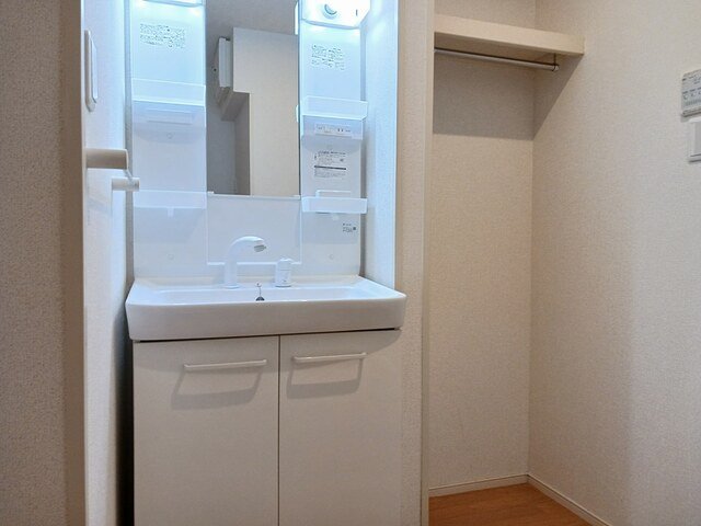 洗面設備　明るい洗面所です