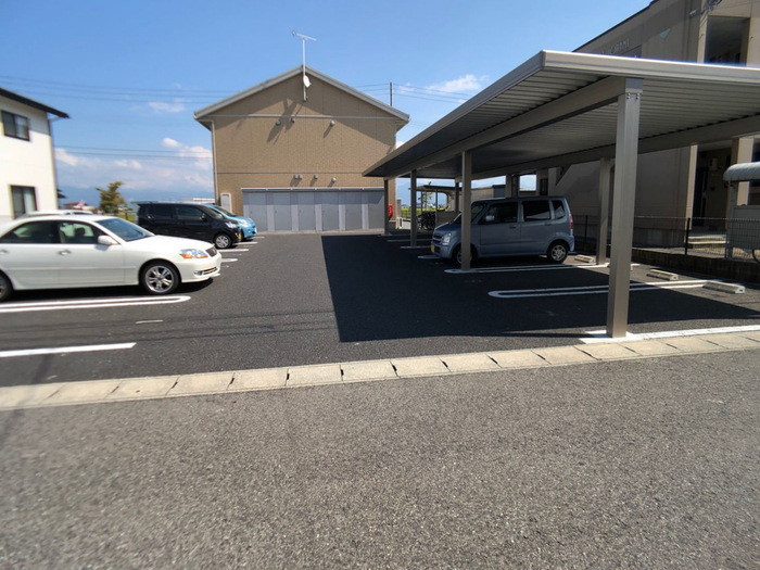 駐車場　２台付き(１台分カーポート)