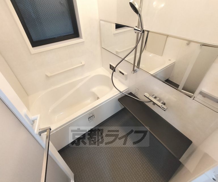 バス・シャワールーム　ゆったりしたバスルームです