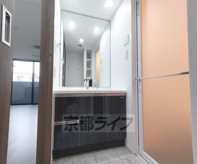 洗面設備　鏡の大きい洗面台です