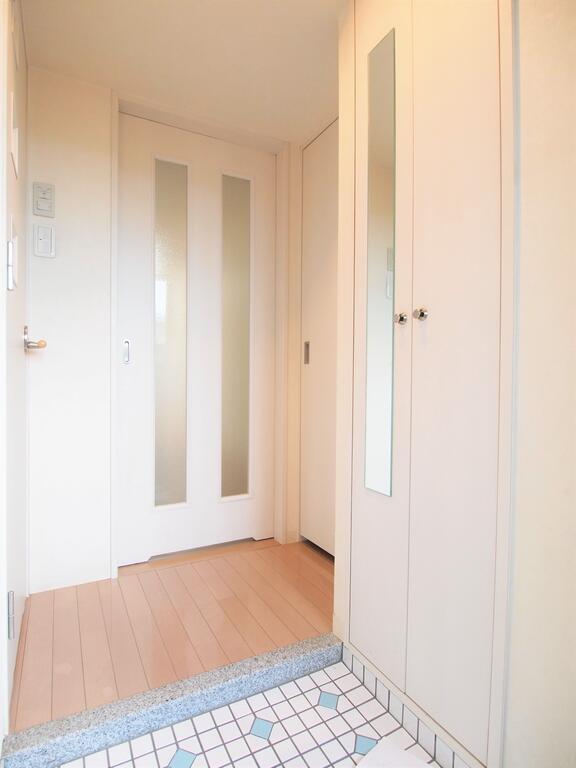 玄関　★下駄箱は大容量☆お出掛け前に嬉しい、鏡付きです(^▽^)★