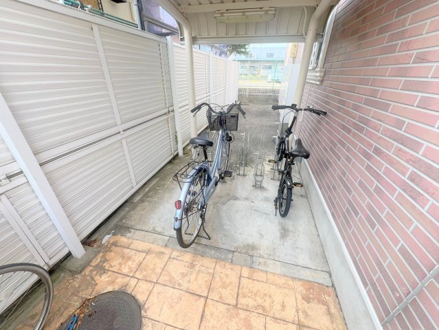 駐車場　敷地内には入居者専用の駐輪スペースもあります。