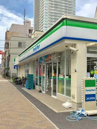 コンビニ　ファミリーマート入谷二丁目店（コンビニ）まで182m