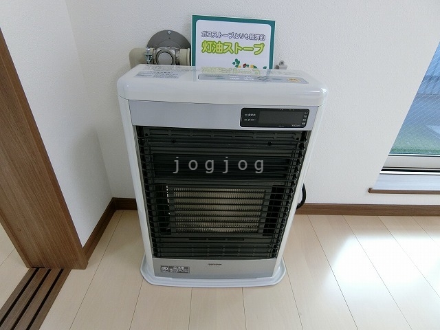 その他　冬はあったか石油ストーブです。