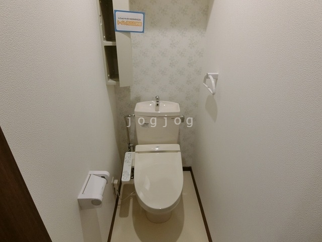 トイレ　嬉しい温水洗浄便座付きのトイレです。