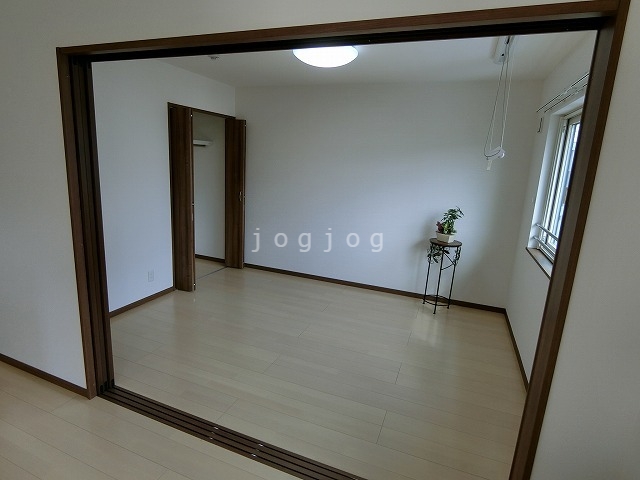 その他部屋・スペース　明るい綺麗な床のリビングです。