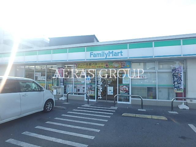 コンビニ　ファミリーマート 草加稲荷店（コンビニ）まで595m