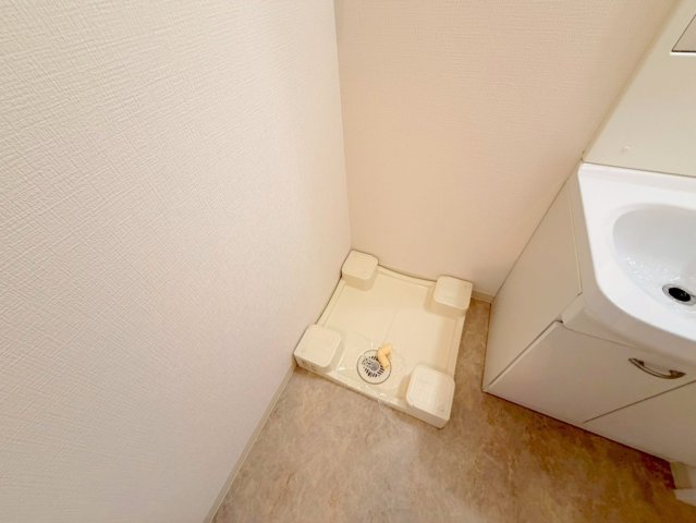 その他設備　嬉しい室内洗濯機置場。これで洗濯機も長持ちしますね。