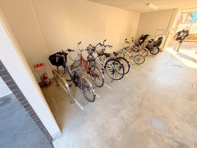 駐車場　敷地内には入居者専用の駐輪スペースもあります。