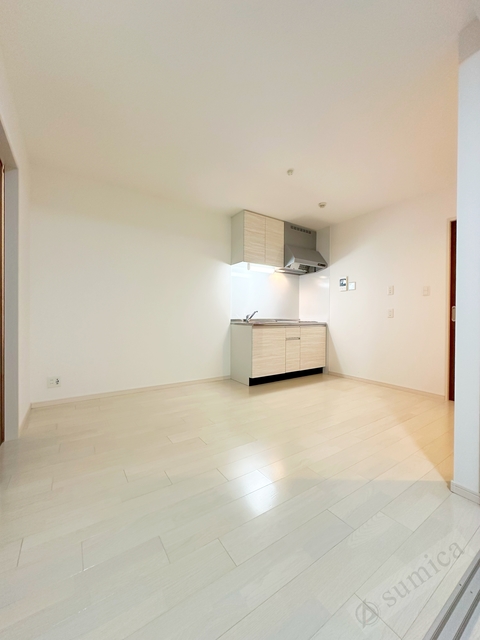 居室・リビング　内装は白を基調として建具とがグッと映えて．．．