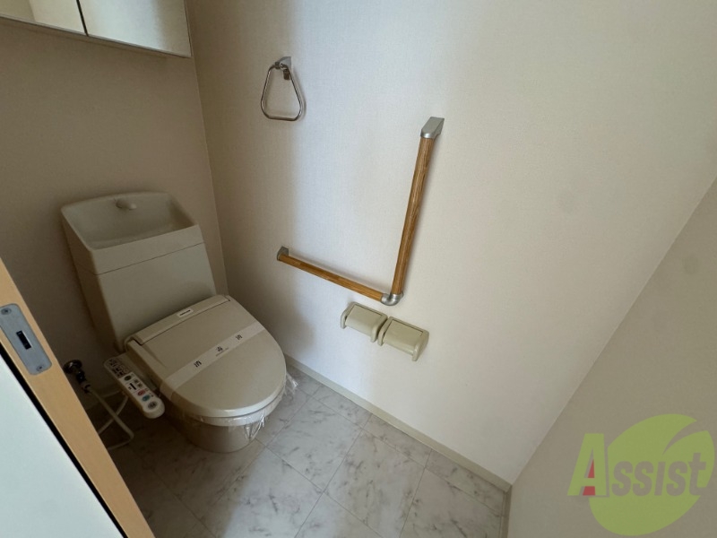 トイレ　トイレはウォシュレット機能付きです。安心して使用できますね。