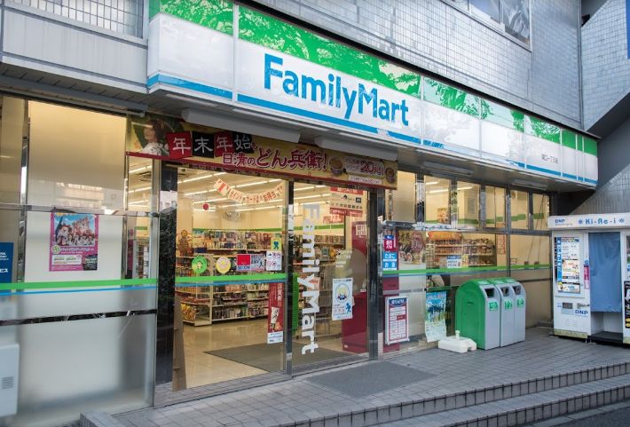 コンビニ　ファミリーマート関口一丁目店（コンビニ）まで330m