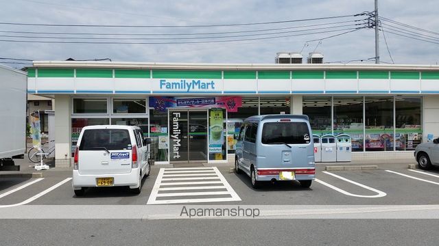 コンビニ　ファミリーマート（コンビニ）まで438m