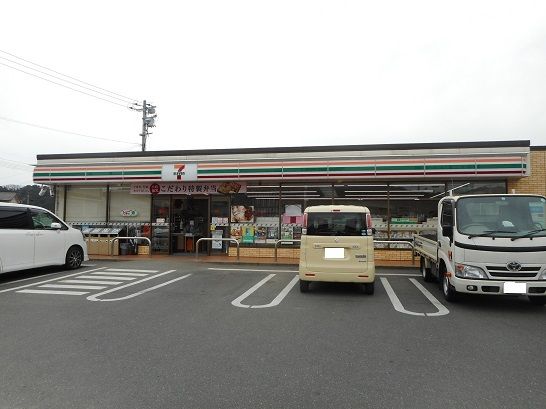 コンビニ　セブンイレブン新市戸手店（コンビニ）まで500m