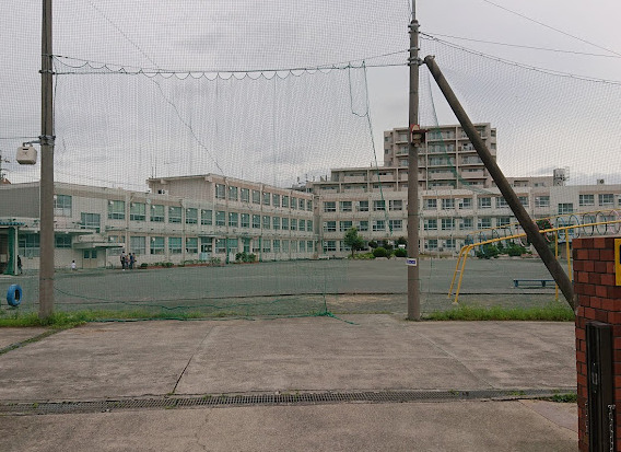 小学校　名古屋市立栄生小学校（小学校）まで111m