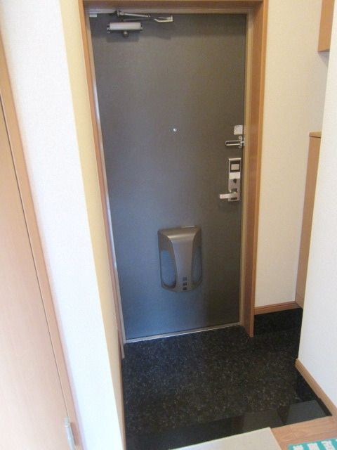 玄関　★下駄箱付きの玄関です★