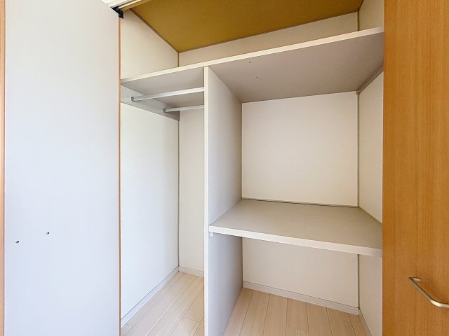 居室・リビング　掲載写真は空室の別部屋を掲載しております。実際のお部屋と仕様