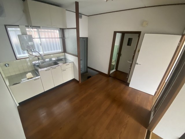 居室・リビング　床色が落ち着いた色合いで綺麗です！