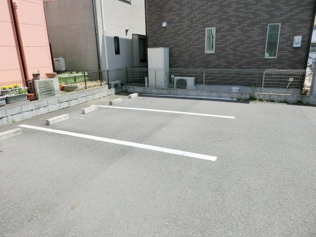 駐車場　建物目の前に月極駐車場あります。（空車随時確認）