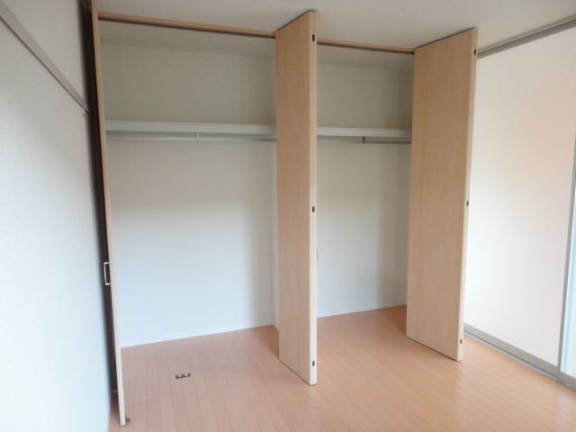 収納　増えがちな荷物をスッキリ収納できるダブルクローゼットです♪