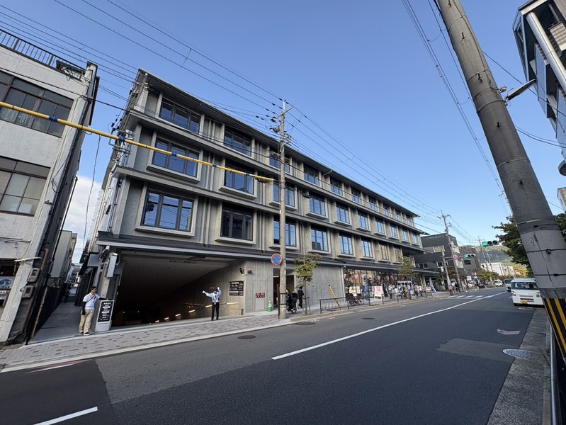 スーパー　イオンスタイル東山二条（スーパー）まで386m
