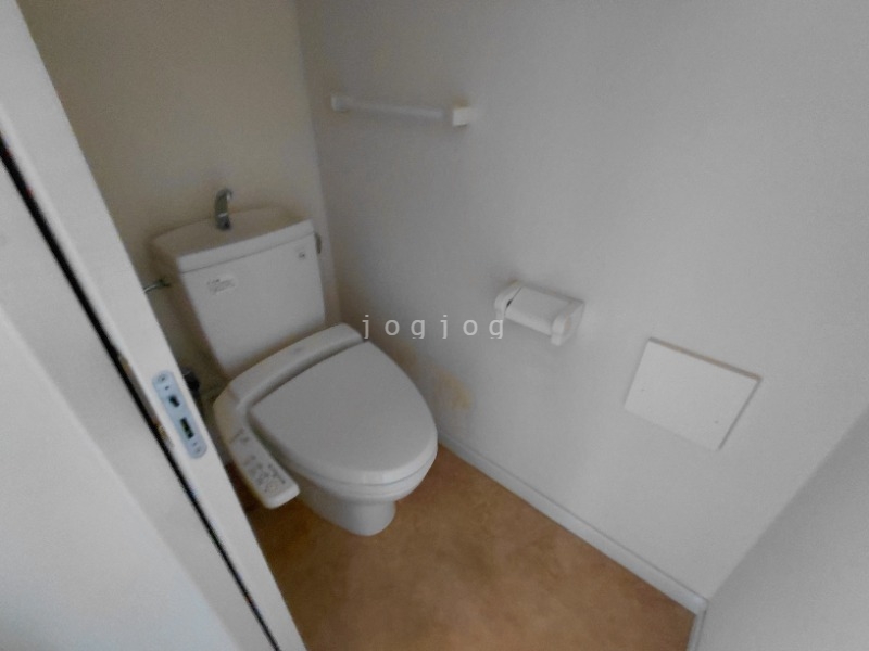 トイレ　嬉しい温水洗浄便座付きのトイレです。