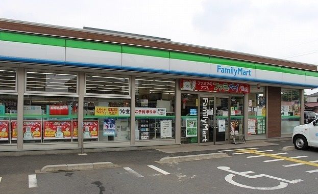 コンビニ　ファミリーマート（コンビニ）まで150m