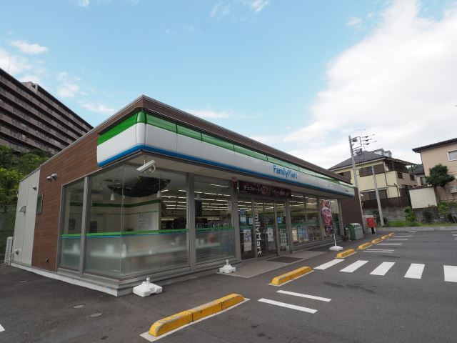 コンビニ　ファミリーマート（コンビニ）まで1200m