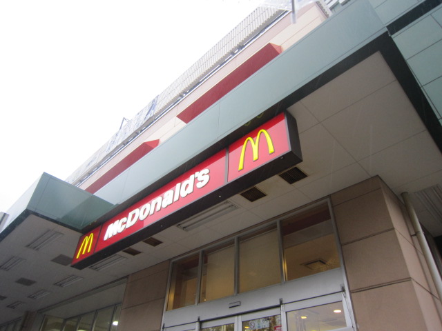 飲食店　マクドナルド花小金井駅前店（飲食店）まで505m