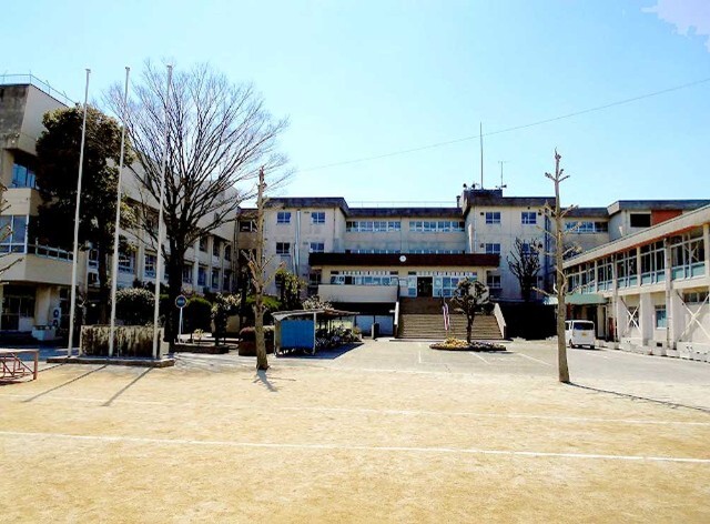 小学校　草加市立八幡北小学校（小学校）まで933m
