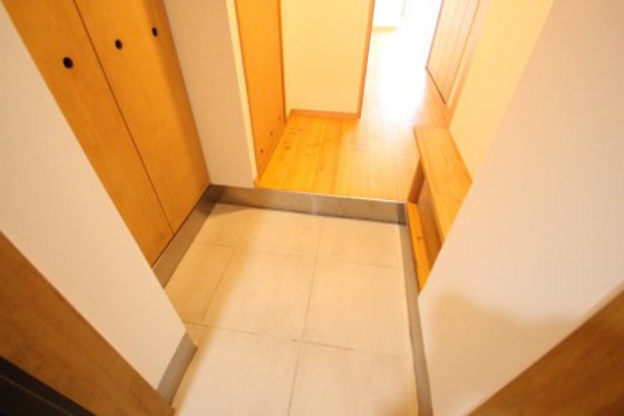 玄関　※他部屋の写真です。現況優先