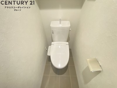 トイレ　収納棚あり・温水洗浄便座完備