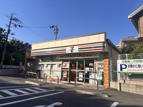 コンビニ　セブンイレブン豊中新千里南町2丁目店（コンビニ）まで984m