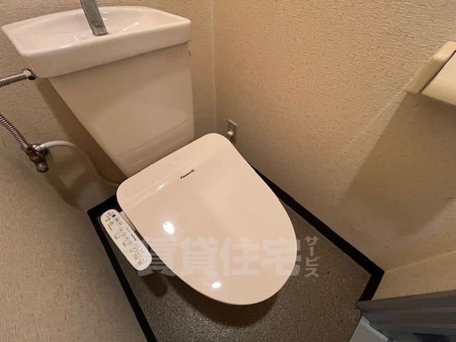 地下鉄東西線 醍醐駅 徒歩9分 3階建 築36年のトイレ写真