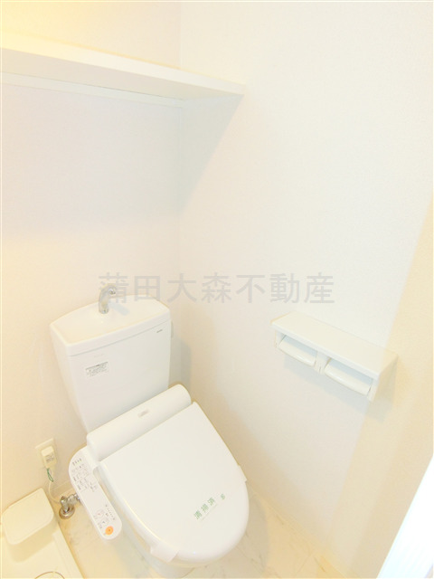 トイレ　棚と温水暖房便座付トイレ