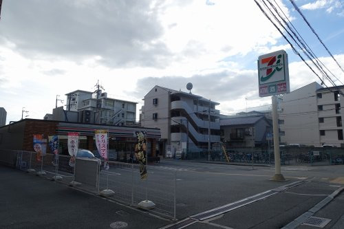 コンビニ　セブンイレブン（武庫川女子大前店）（コンビニ）まで709m