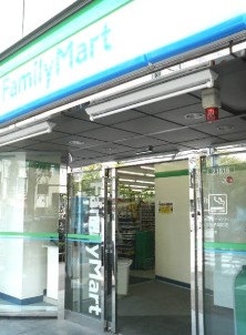 コンビニ　ファミリーマート日本橋茅場町店（コンビニ）まで114m
