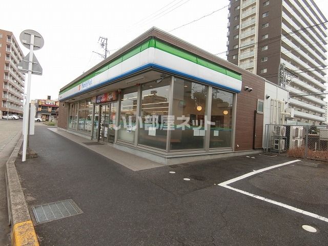 コンビニ　ファミリーマート近鉄津新町駅前店（コンビニ）まで427m